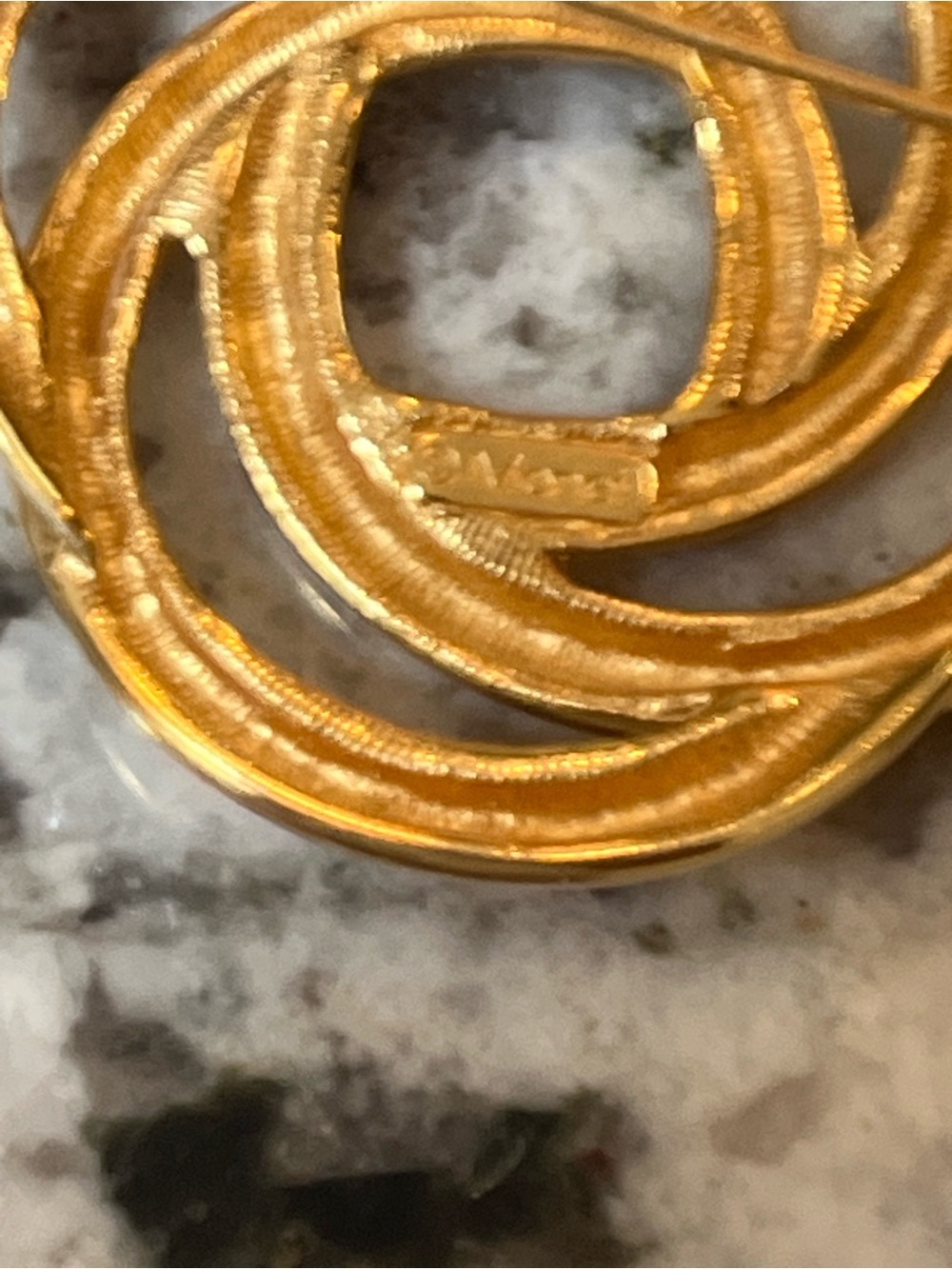 Gold Swirl Knot Brooch - Picture 3 of 3
